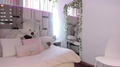 Snapshot of zoey_thommpson chatting on April 6, 8:43 pm zoey thommpson online show from April 6, 8:43 pm