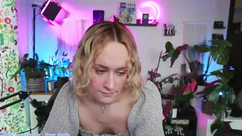 Snapshot of zoeyryan chatting on December 16, 5:51 pm Zoey Ryan online show from December 16, 5:51 pm