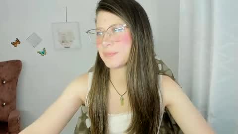 Snapshot of zooeybelair chatting on April 13, 5:24 am Alicie online show from April 13, 5:24 am