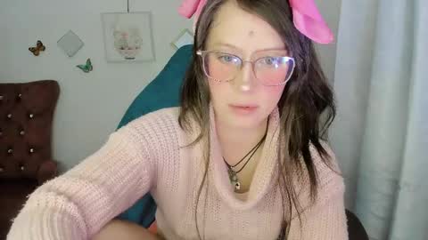 Snapshot of zooeybelair chatting on May 8, 4:51 am Alicie online show from May 8, 4:51 am