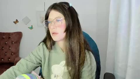 Snapshot of zooeybelair chatting on May 9, 6:29 am Alicie online show from May 9, 6:29 am