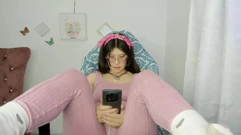 Snapshot of zooeybelair chatting on May 13, 5:16 am Alicie online show from May 13, 5:16 am