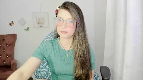 Snapshot of zooeybelair chatting on May 17, 3:59 am Alicie online show from May 17, 3:59 am