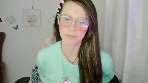 Snapshot of zooeybelair chatting on May 18, 4:07 am Alicie online show from May 18, 4:07 am