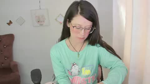 Snapshot of zooeybelair chatting on June 17, 2:51 pm Alicie online show from June 17, 2:51 pm