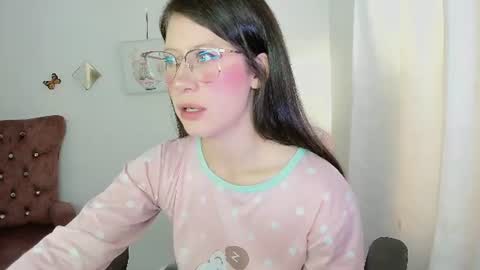 Snapshot of zooeybelair chatting on June 24, 12:04 pm Alicie online show from June 24, 12:04 pm