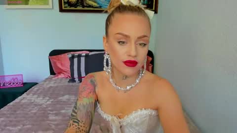 Mia online show from May 30, 9:39 am