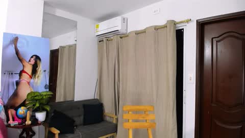 Snapshot of zou_quira chatting on February 13, 1:56 am zou_quira online show from February 13, 1:56 am