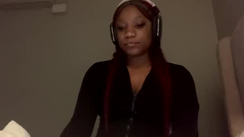 Snapshot of zurifrostxo chatting on October 16, 8:21 pm Zuri Frost online show from October 16, 8:21 pm