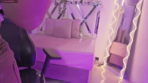 Snapshot of zury_tay chatting on April 16, 11:33 am ZURY online show from April 16, 11:33 am