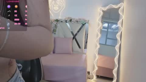 Snapshot of zury_tay chatting on April 21, 11:38 am ZURY online show from April 21, 11:38 am