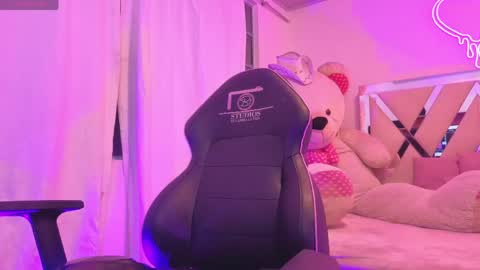 Snapshot of zury_tay chatting on May 20, 3:45 am ZURY online show from May 20, 3:45 am