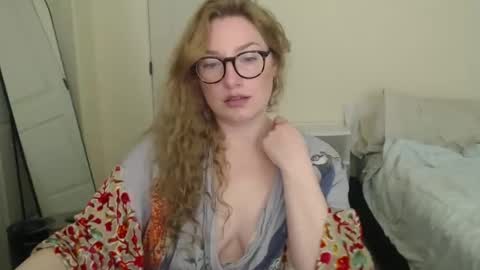 Snapshot of zuzuclaire chatting on March 21, 7:39 pm Carly online show from March 21, 7:39 pm