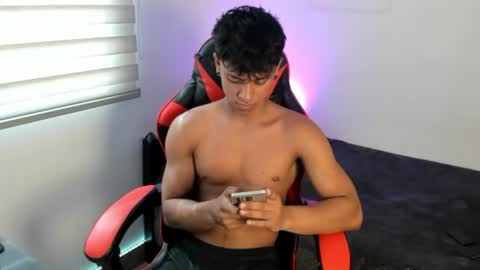 Snapshot of zyzz_1812 chatting on June 4, 6:47 pm zyzz_1812 online show from June 4, 6:47 pm
