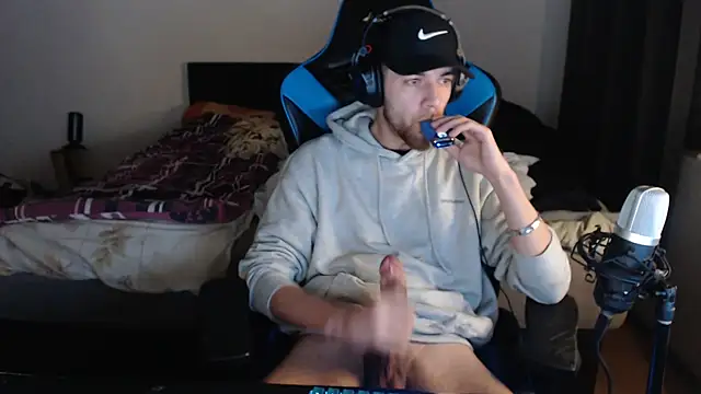 AlbanerYaro45 online show from December 11, 9:45 pm