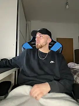 AlbanerYaro45 online show from April 5, 1:19 pm