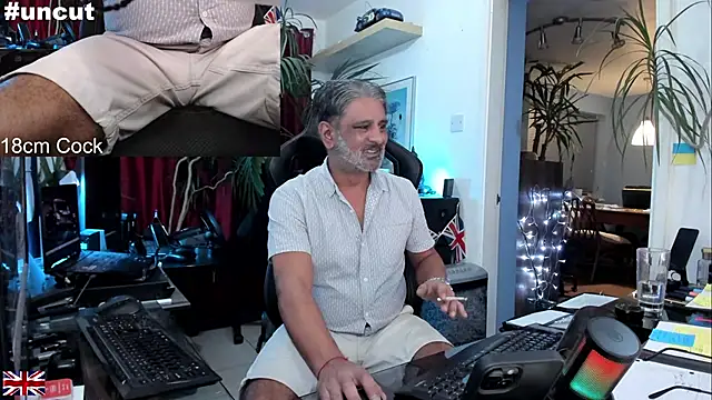 Snapshot of OnlineBossUK chatting on September 19, 2:13 am OnlineBossUK online show from September 19, 2:13 am