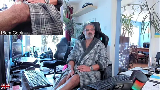 Snapshot of OnlineBossUK chatting on September 22, 11:45 am OnlineBossUK online show from September 22, 11:45 am