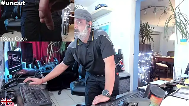 Snapshot of OnlineBossUK chatting on October 2, 6:15 pm OnlineBossUK online show from October 2, 6:15 pm