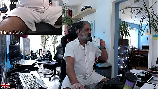 Snapshot of OnlineBossUK chatting on October 4, 1:31 pm OnlineBossUK online show from October 4, 1:31 pm