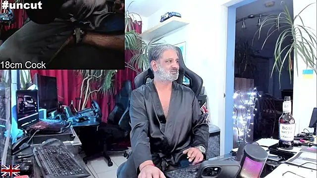 Snapshot of OnlineBossUK chatting on October 5, 1:37 am OnlineBossUK online show from October 5, 1:37 am