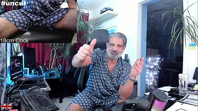 Snapshot of OnlineBossUK chatting on October 6, 4:32 am OnlineBossUK online show from October 6, 4:32 am