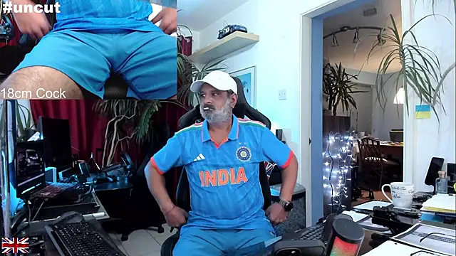 Snapshot of OnlineBossUK chatting on October 7, 7:33 pm OnlineBossUK online show from October 7, 7:33 pm