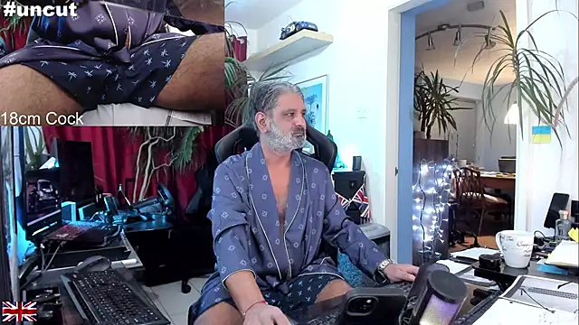 Snapshot of OnlineBossUK chatting on October 8, 7:11 pm OnlineBossUK online show from October 8, 7:11 pm