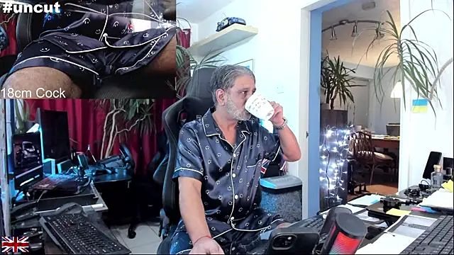 Snapshot of OnlineBossUK chatting on October 9, 5:55 pm OnlineBossUK online show from October 9, 5:55 pm