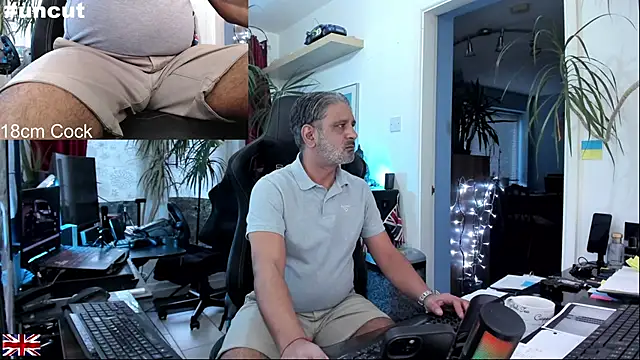 Snapshot of OnlineBossUK chatting on October 10, 5:23 pm OnlineBossUK online show from October 10, 5:23 pm