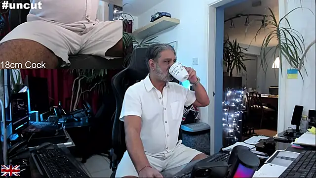 Snapshot of OnlineBossUK chatting on October 11, 6:17 pm OnlineBossUK online show from October 11, 6:17 pm