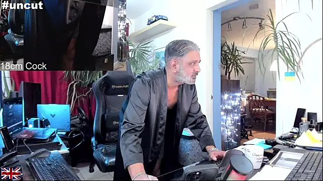 Snapshot of OnlineBossUK chatting on October 18, 10:10 pm OnlineBossUK online show from October 18, 10:10 pm