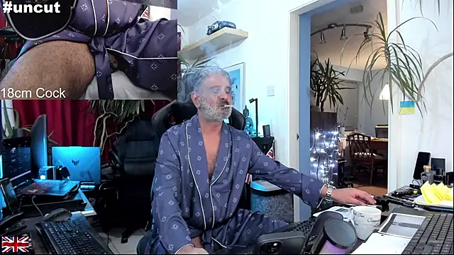 Snapshot of OnlineBossUK chatting on October 19, 9:59 pm OnlineBossUK online show from October 19, 9:59 pm