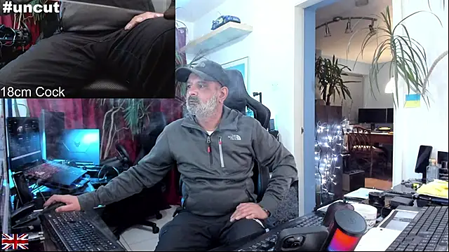 Snapshot of OnlineBossUK chatting on October 23, 8:18 pm OnlineBossUK online show from October 23, 8:18 pm