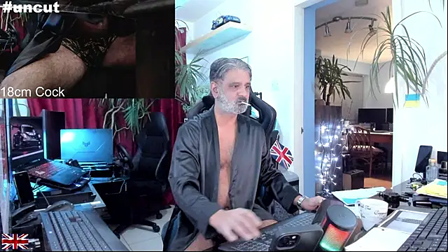 Snapshot of OnlineBossUK chatting on October 24, 9:55 pm OnlineBossUK online show from October 24, 9:55 pm