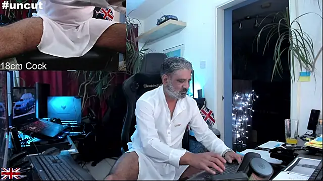 Snapshot of OnlineBossUK chatting on October 28, 5:33 am OnlineBossUK online show from October 28, 5:33 am