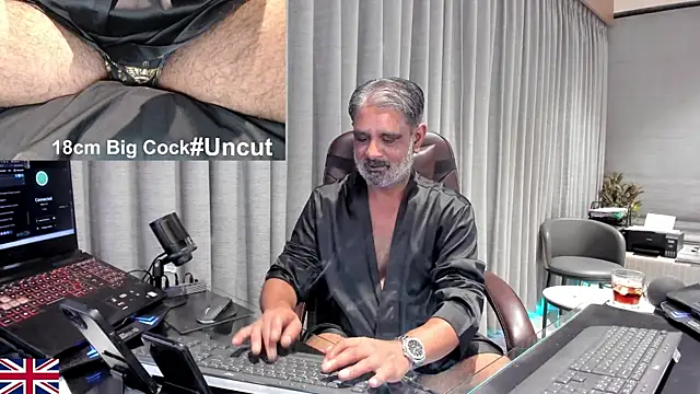 Snapshot of OnlineBossUK chatting on April 4, 8:39 pm OnlineBossUK online show from April 4, 8:39 pm