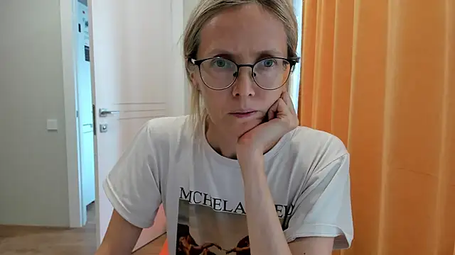 Snapshot of angelmommu chatting on September 18, 12:18 pm angelmommu online show from September 18, 12:18 pm