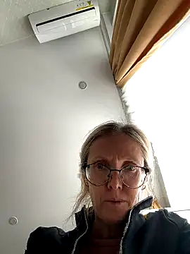 Snapshot of angelmommu chatting on October 2, 7:15 am angelmommu online show from October 2, 7:15 am