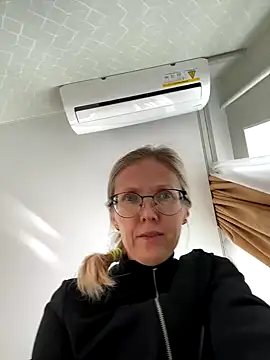 Snapshot of angelmommu chatting on October 3, 5:26 am angelmommu online show from October 3, 5:26 am