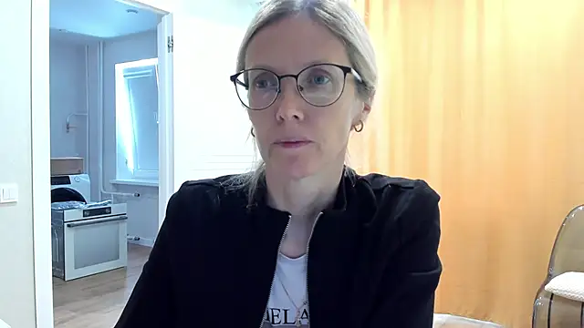 Snapshot of angelmommu chatting on October 12, 6:45 am angelmommu online show from October 12, 6:45 am