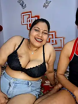 Snapshot of MOM-SUN-COUPLE chatting on January 3, 4:16 pm MOM-SUN-COUPLE online show from January 3, 4:16 pm