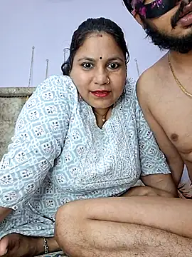 Snapshot of MOM-SUN-COUPLE chatting on March 14, 4:40 pm MOM-SUN-COUPLE online show from March 14, 4:40 pm