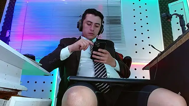 Darko0717 online show from May 18, 2:07 am