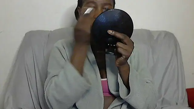 Snapshot of sluttylaura21 chatting on March 16, 12:01 am sluttylaura21 online show from March 16, 12:01 am