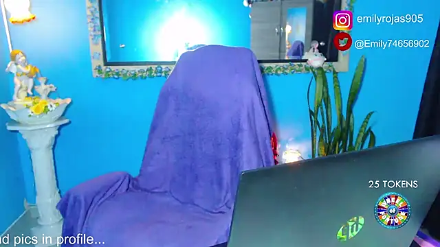Snapshot of EmiTranny chatting on December 28, 9:08 pm EmiTranny online show from December 28, 9:08 pm