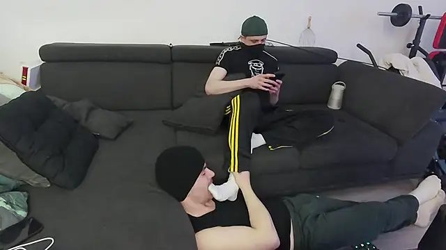 Snapshot of FunBoyPassiv chatting on March 7, 3:47 am FunBoyPassiv online show from March 7, 3:47 am