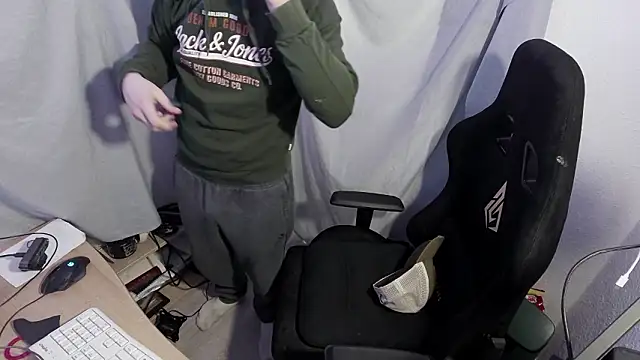 Snapshot of FunBoyPassiv chatting on March 17, 7:39 pm FunBoyPassiv online show from March 17, 7:39 pm