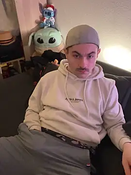 Snapshot of FunBoyPassiv chatting on April 3, 3:48 am FunBoyPassiv online show from April 3, 3:48 am