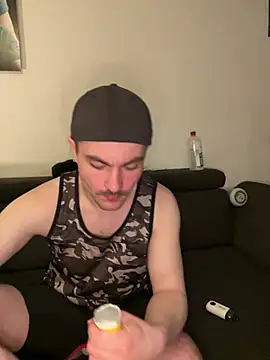 Snapshot of FunBoyPassiv chatting on April 4, 12:20 am FunBoyPassiv online show from April 4, 12:20 am